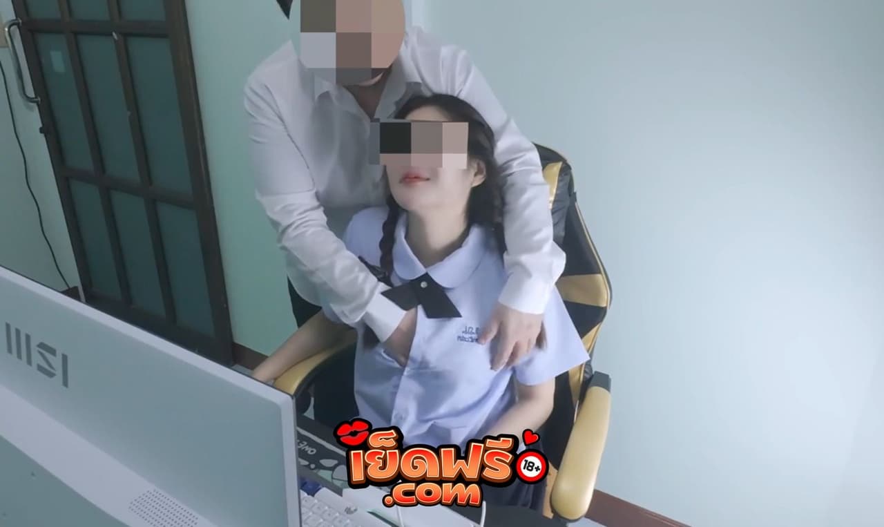 คลิปหลุด NinewThaiCute วัยรุ่นนักเรียน แอบดูหนังโป๊รุ่นพี่เดินมาเห็น จับเย็ดคาโต๊ะคอม หัวนมชมพู หีสวยน่าเลียจัด